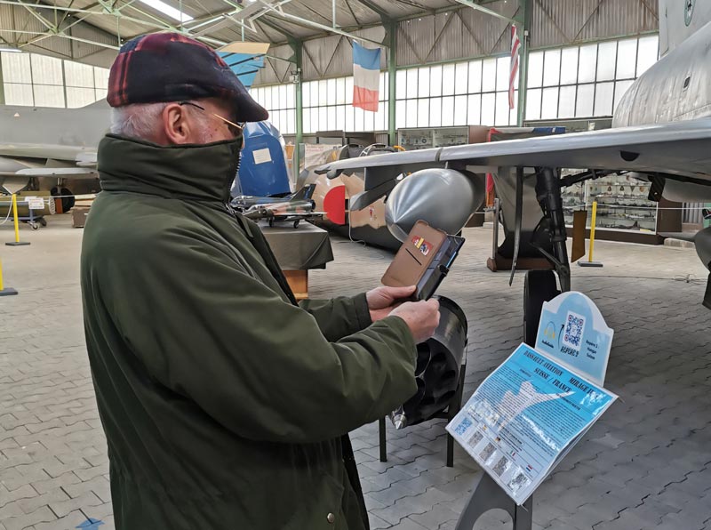 Visite du musée de l'aviation, scan de QR code pour animation guidée.